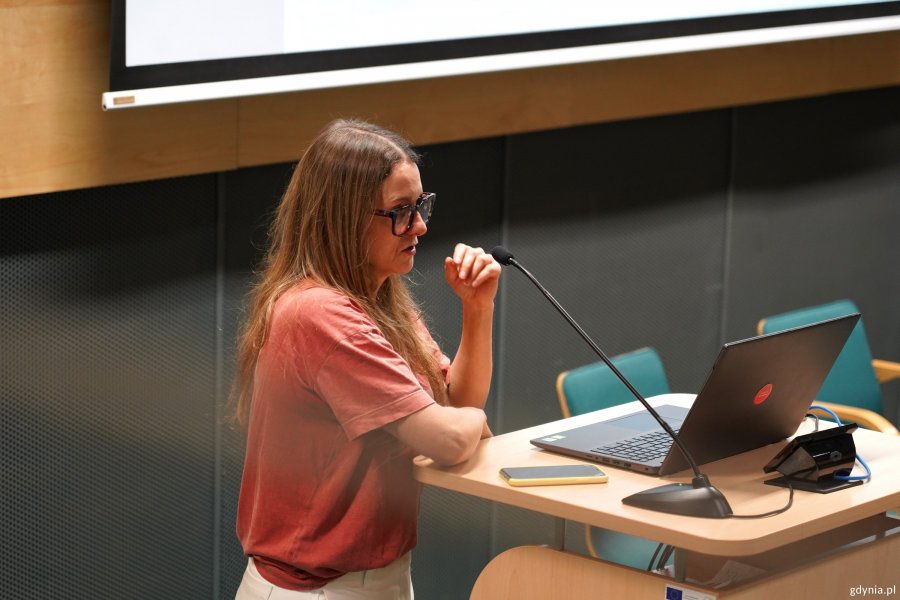 Przy mikrofonie Diana Lenart z Fundacji Pura i festiwalu Open House Gdynia