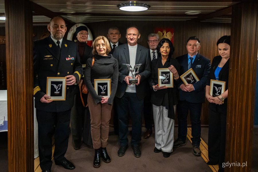 Laureat i członkowie kapituły nagrody im. komandora Macieja Janiaka (fot. Kamil Złoch)