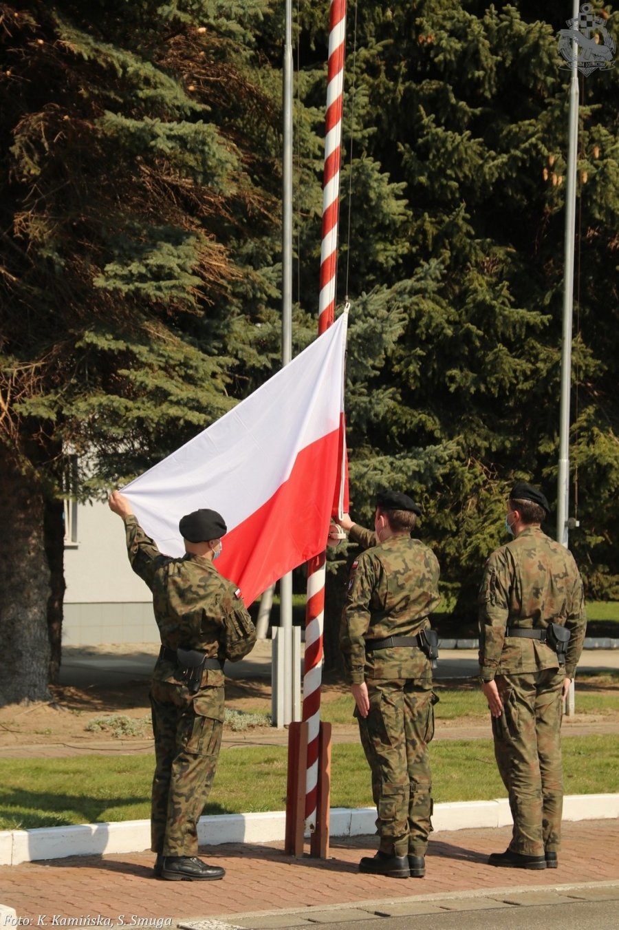 Trzech żołnierzy wciąga biało-czerwoną flagę na maszt podczas uroczystości pożegnania żołnierzy Polskiego Kontyngentu Wojskowego, którzy wesprą misję NATO w Turcji // K. Kamińska, S. Smuga/ BLMW