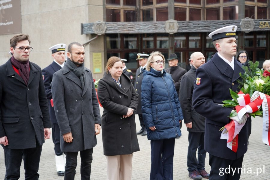 Kwiaty składają: prezydent Aleksandra Kosiorek, wiceprzewodniczący RMG Ireneusz Trojanowicz oraz radni: Agnieszka Tokarska, Marcus da Silva i Marek Dudziński