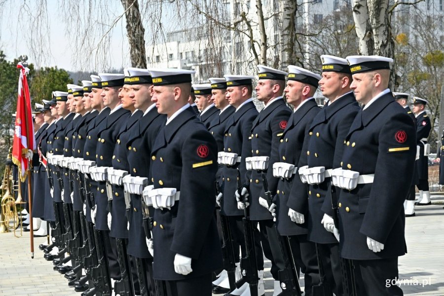 Żołnierze z Kompanii Reprezentacyjnej Marynarki Wojennej ustawieni w dwóch rzędach podczas obchodów 83. rocznicy zbrodni katyńskiej, które odbyły się na Cmentarzu Wojennym w Redłowie // fot. Magdalena Czernek