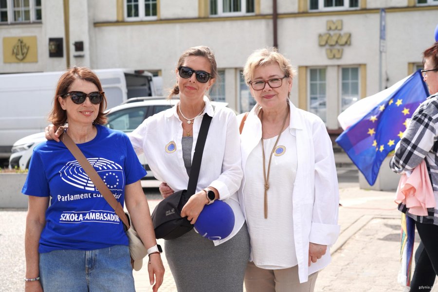 Trzy kobiety, jedna ma niebieską koszulkę