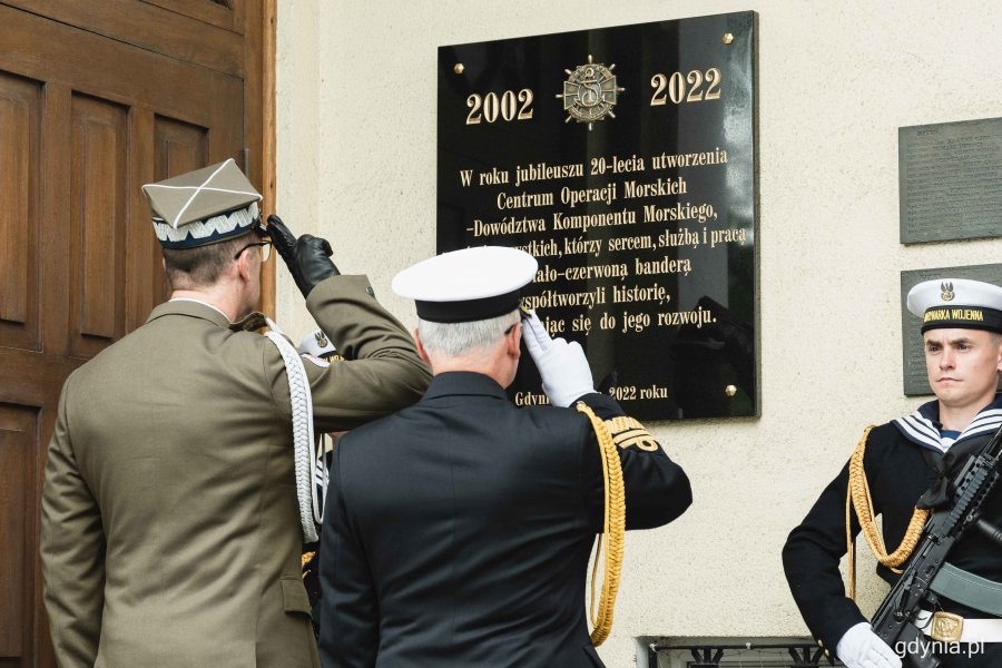 Gen. broni Tomasz Piotrowski - dowódca operacyjny rodzajów sił zbrojnych oraz wiceadm. Krzysztof Jaworski - dowódca Centrum Operacji Morskich - Dowództwa Komponentu Morskiego salutują przed tablicą pamiątkową odsłoniętą na fasadzie budynku przy ul. Waszyngtona 44 // fot. Kamil Złoch