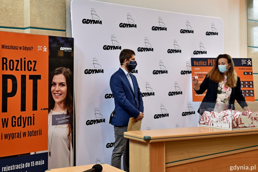 Losowanie nagród w loterii "Rozlicz PIT w Gdyni". Po prawej Anna Maślana losująca zwycięskie kupony. Po lewej prowadzący wydarzenie // fot. Magdalena Śliżewska // fot. Magdalena Śliżewska