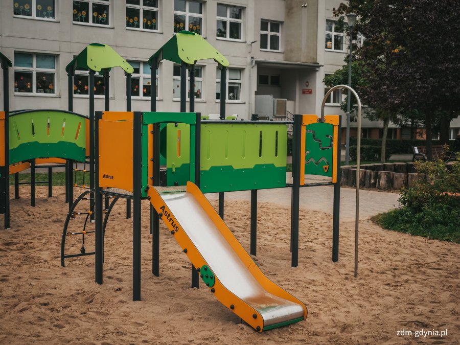 Nowy zestaw zabawowy na placu zabaw dla dzieci starszych (fot. Marcin Mielewski, Zarząd Dr&oacute;g Miejskich)