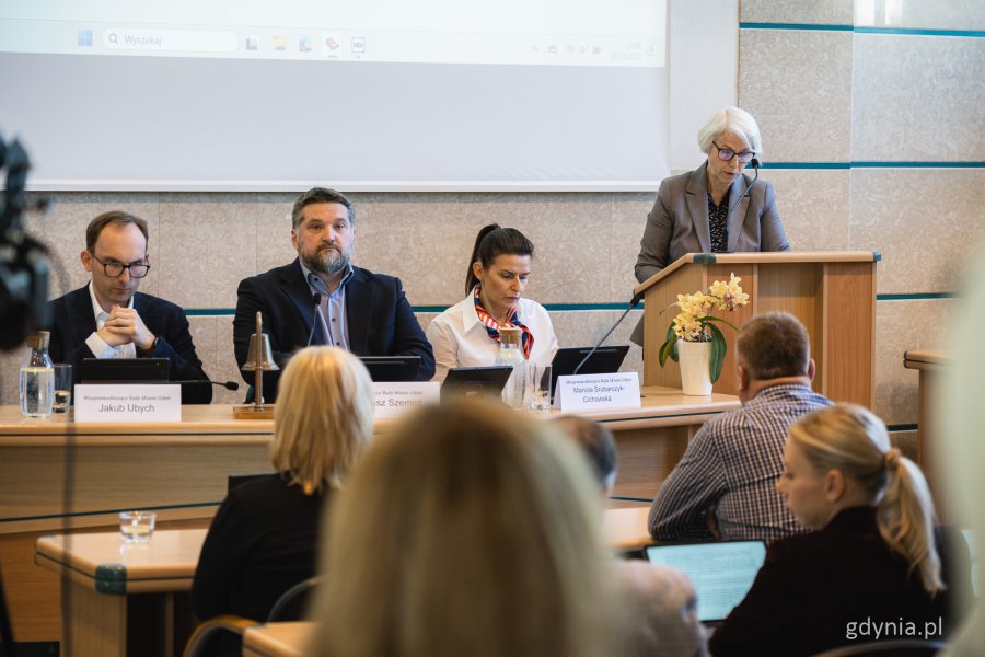 Nadzwyczajna sesja Rady Miasta Gdyni z dnia 20 maja 2025 roku – od lewej: Jakub Ubych, Tadeusz Szemiot, Mariola Śrubarczyk-Cichowska i Joanna Zielińska (fot. Kamil Złoch)