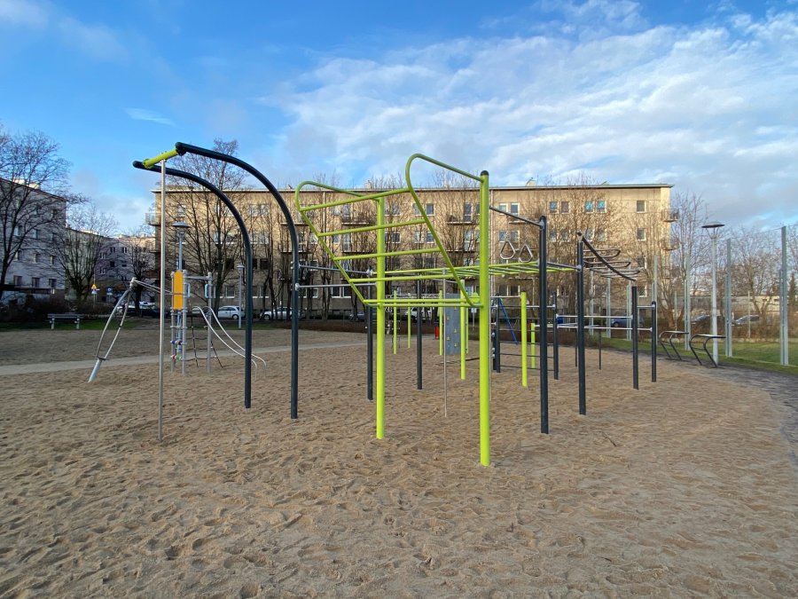 Zestaw Street Workout do ćwiczeń siłowo - rekreacyjnych z drążkami do podciągania, drabinkami poziomymi, pionowymi i skośnymi, ławką, rurą pionową, liną do wspinania/ fot. ZDiZ