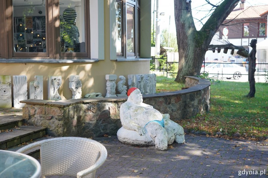 Przed wejściem do Galerii Debiut