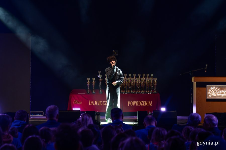 Organizatorzy zadbali o oprawę muzyczną. Na scenie Mateusz „Dionizy” Pierożek (fot. Natalia Kawalerowicz)