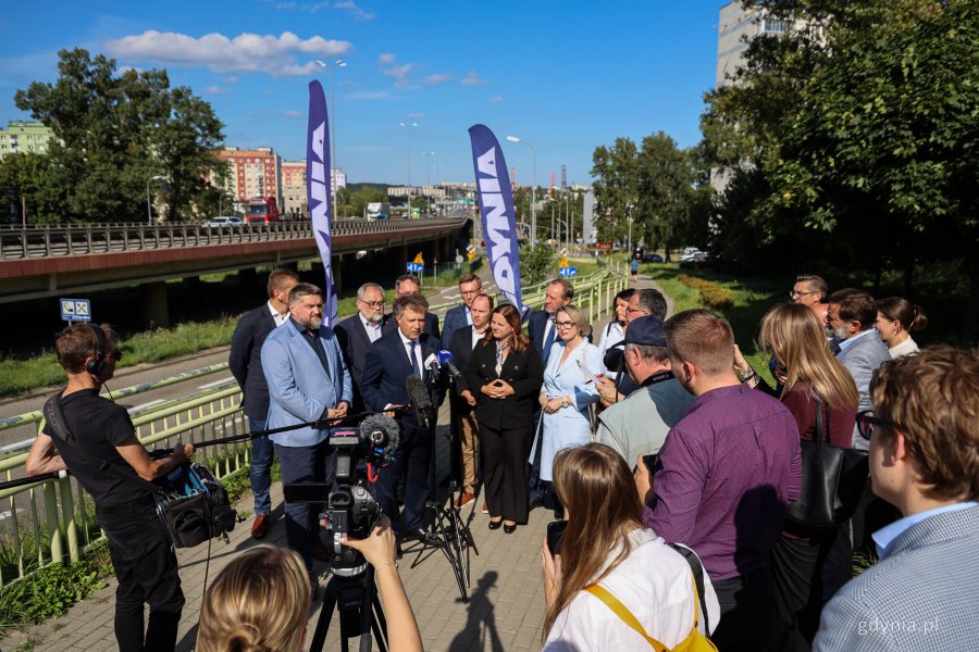 Uczestnicy briefingu prasowego na Estakadzie Kwiatkowskiego: od lewej: przewodniczący Rady Miasta Tadeusz Szemiot, poseł Paweł Adamowicz, wiceminister Jacek Karnowski, poseł Rafał Siemaszko, prezydent Aleksandra Kosiorek, marszałek województwa pomorskiego Mieczysław Struk, radna miasta Agnieszka Tokarska, wiceprzewodnicząca Rady Miasta Gdyni Mariola Śrubarczyk-Cichowska (fot. Kamil Złoch)
