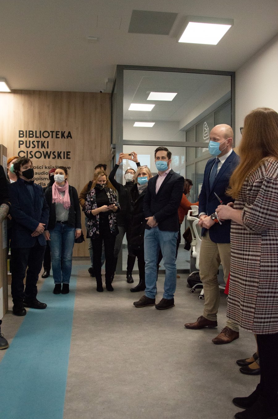 Otwarcie filii przy Chabrowej 43; na zdjęciu m.in. wiceprezydent ds. jakości życia Bartosz Bartoszewicz i dyrektorka Biblioteki Gdyni Natalia Gromow//fot. Monika Konkel
