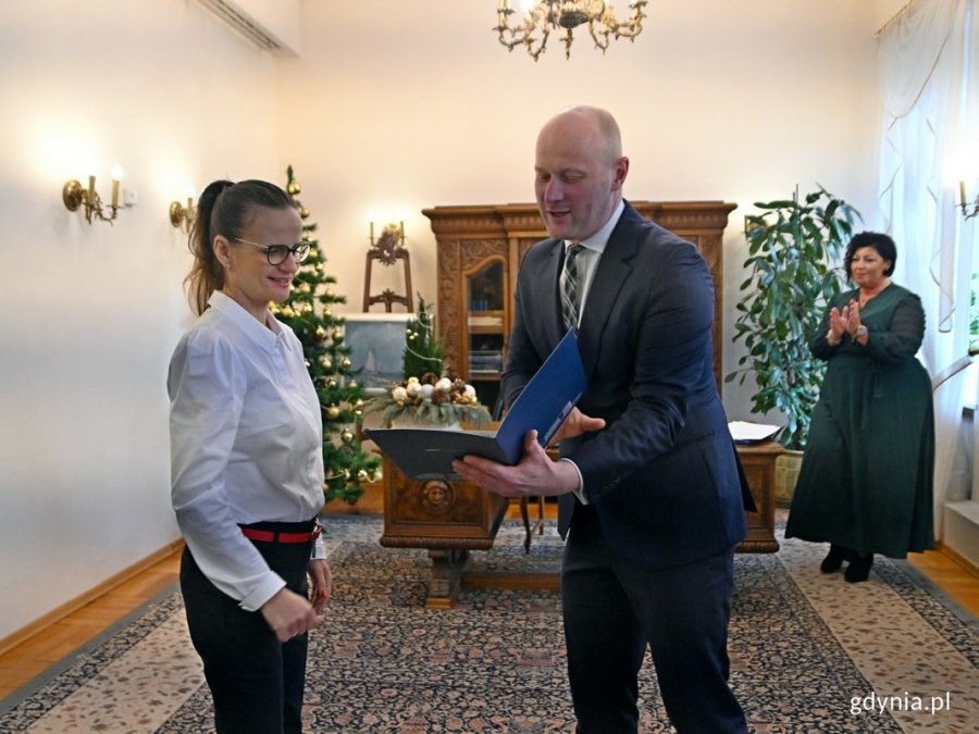 Wiceprezydent Bartosz Bartoszewicz wręcza mianowania gdyńskim nauczycielom // fot. Magdalena Czernek