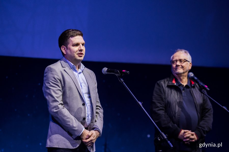 Na scenie wiceprezydent Gdyni Maciej Zielonka i Janusz Janowski (fot. Karol Stańczak)