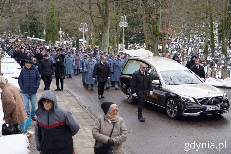 Na cmentarzu pojawili się również mieszkańcy i wierni (fot. Magdalena Starnawska)