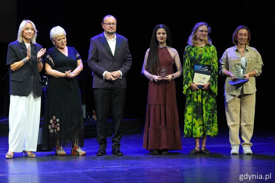 Wsp&oacute;lne zdjęcie po wręczeniu nagrody. Od lewej: Magdalena Marszałkowska, Krystyna Stańko, Mariusz Bzdęga, Maja Babyszka, Aleksandra Raczyńska i Patrycja Zarychta (fot. Mirosław Pieślak)