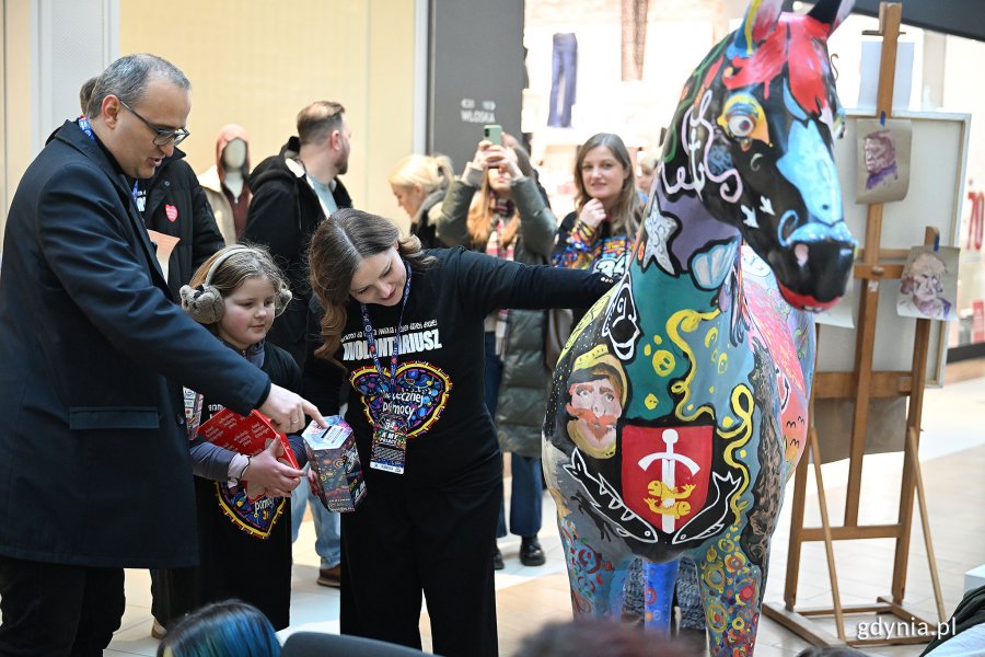 Wicewojewoda pomorski Emil Rojek i prezydent Gdyni Aleksandra Kosiorek oglądający gdyńskiego konia wystawionego na licytację