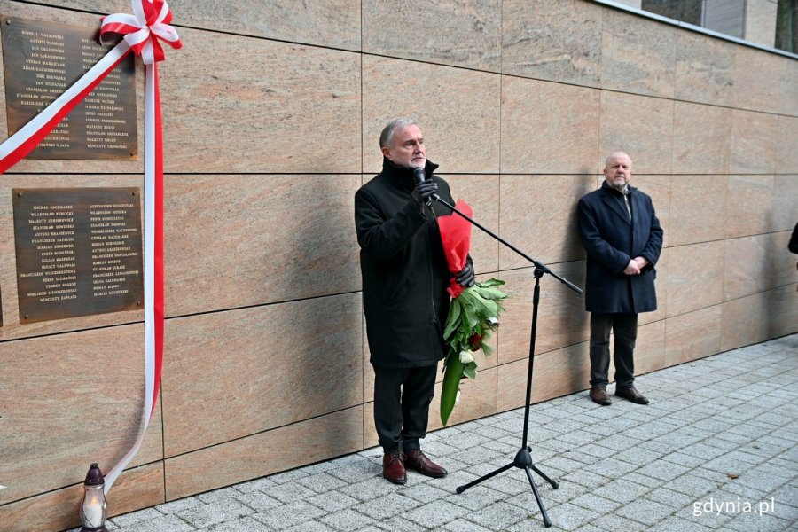 Prezydent Gdyni Wojciech Szczurek i Marek Stępa - naczelnik Wydziału Ochrony Dziedzictwa Urzędu Miasta Gdyni podczas uroczystości odsłonięcia tablic memoratywnych z nazwiskami powstańców wielkopolskich na Cmentarzu Witomińskim