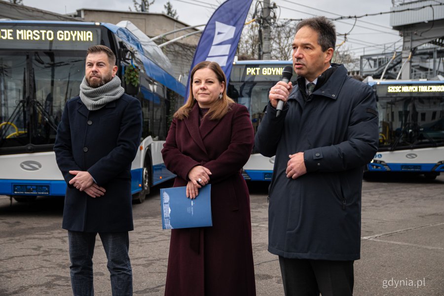 Na zdjęciu od prawej dyrektor ZKM Hubert Kołodziejski, prezydent Gdyni Aleksandra Kosiorek i prezes PKT Marcin Połom (fot. Kamil Złoch)