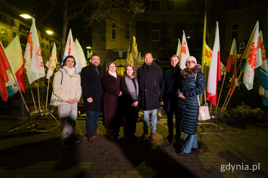 Na zdjęciu: prezydent Gdyni Aleksandra Kosiorek, przewodniczący RMG Tadeusz Szemiot, radni Łukasz Strzałkowski, Norbert Anisowicz i Agnieszka Tokarska oraz przedstawiciele Młodzieżowej Rady Miasta 