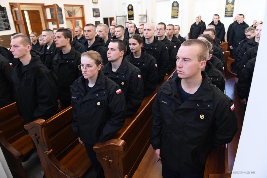 Studenci AMW w kościele garnizonowym na Oksywiu podczas uroczystego odsłonięcia tablic upamiętniających absolwentów szkół oficerskich ME - kawalerów Orderu Virtuti Militari // fot. Krzysztof Miłosz/AMW