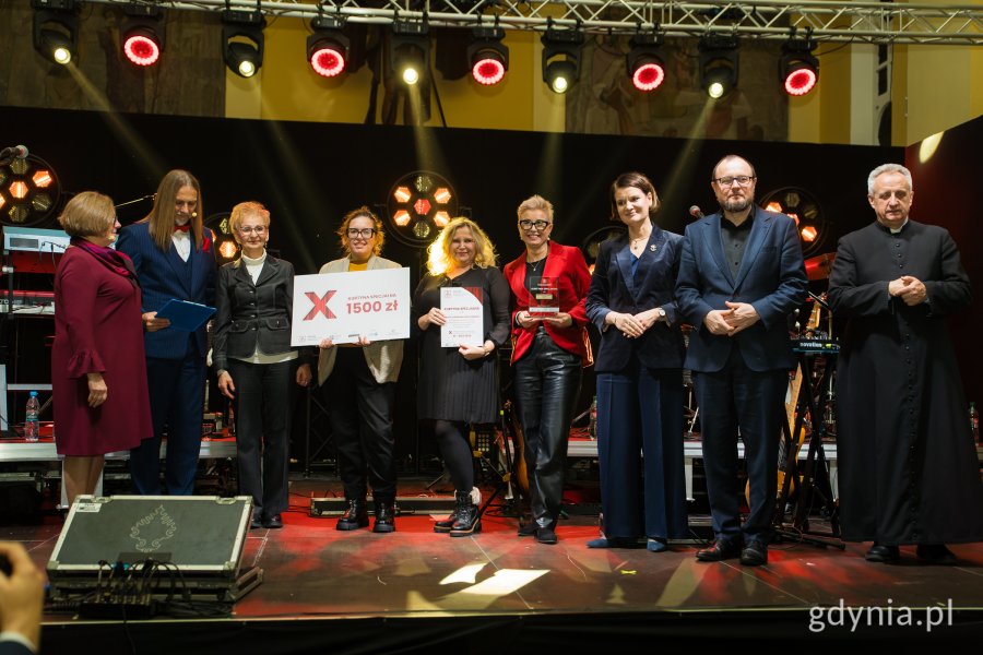 Gala finałowa X edycji Przeglądu Teatrów Amatorskich „Kurtyna” w gdyńskim Małym Kacku. Na scenie m.in. laureaci jednej z nagród, przedstawiciele stowarzyszenia KACK, Katarzyna Gruszecka-Spychała, Mariusz Bzdęga i ks. Mariusz Lach (fot. Paweł Budziński)