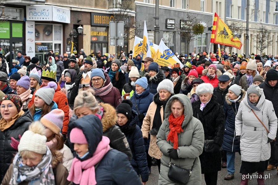 Uczestnicy gdyńskiego Orszaku Trzech Króli podczas przemarszu ul. Świętojańską