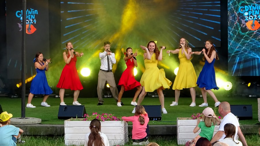 osoby występujące na scenie