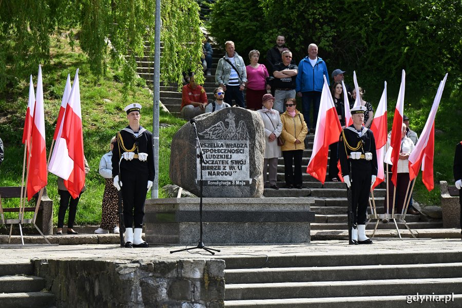 Posterunek honorowy przy pomniku Konstytucji 3 Maja z okazji obchodów Święta Narodowego Trzeciego Maja 