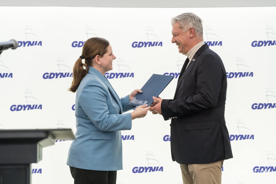 Na zdjęciu: Aleksandra Kosiorek i Tomasz Chamera, wiceprezydent World Sailing (fot. Paweł Budziński)