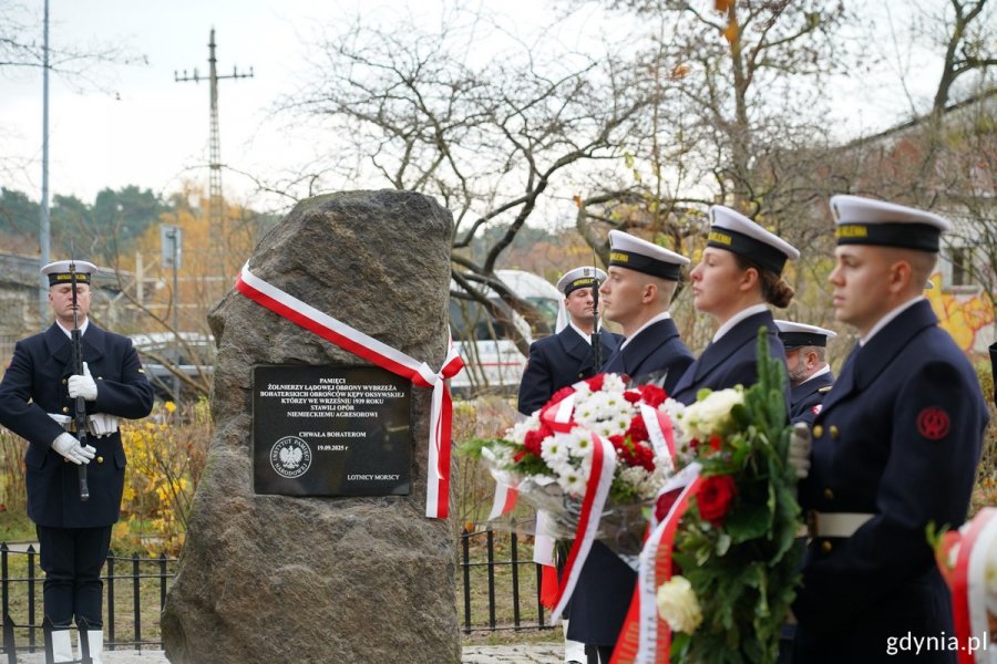 Uroczyste odsłonięcie pomnika pamięci żołnierzy lądowej obrony Wybrzeża, bohaterskich obrońców Kępy Oksywskiej, którzy we wrześniu 1939 roku stawili opór niemieckiemu agresorowi 