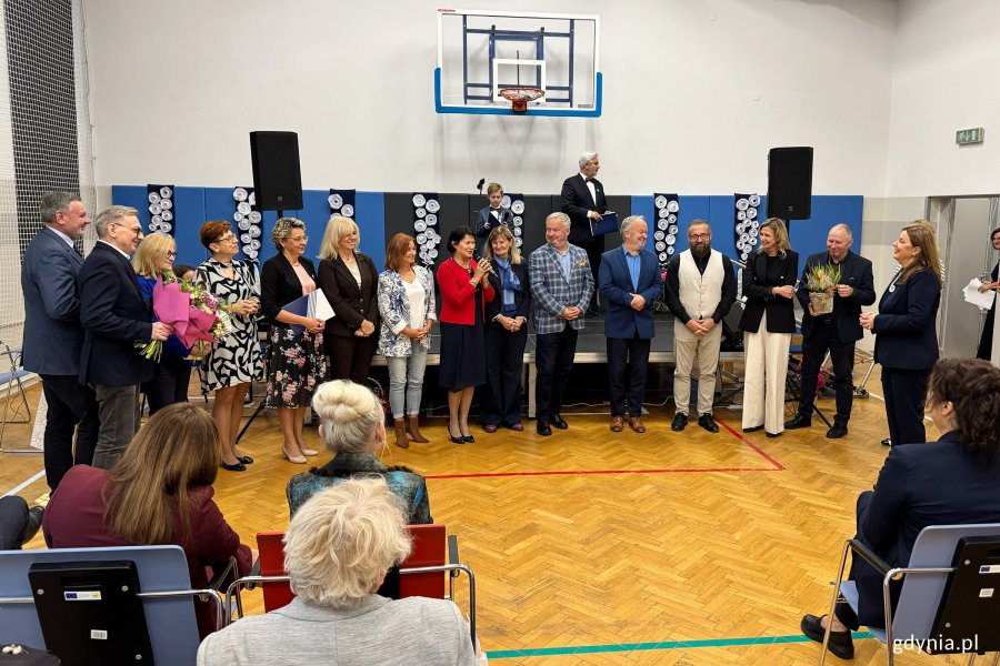 Jubileusz 80-lecia SP 17 w Gdyni, na zdjęciu dyrektorki i dyrektorzy gdyńskich placówek oświatowych (fot. Katarzyna Balcerzak)