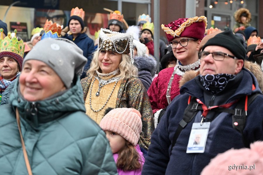 Uczestnicy Orszaku Trzech Króli na jednej z gdyńskich ulic