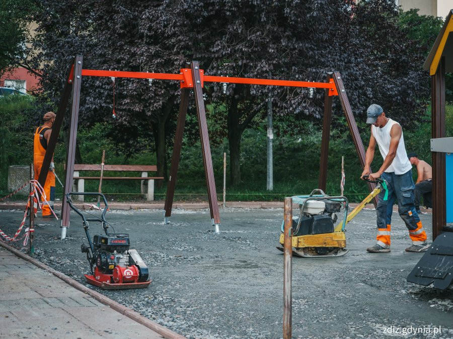 Trwa modernizacja skweru przy ul. Cylkowskiego, trwające roboty, sprzęty zabawowe na placu, huśtawki