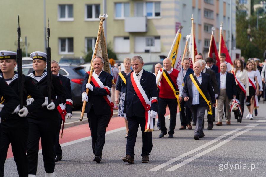 Przemarsz mężczyzn ze sztandarami