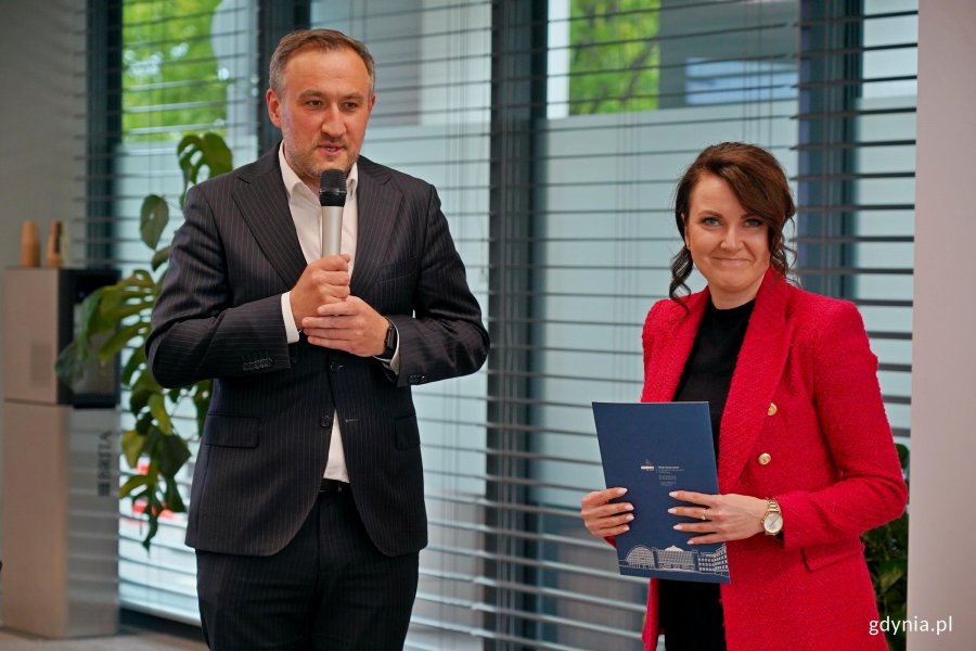 Wiceprezydent Gdyni Tomasz Augustyniak witający Malwinę Albińską z ABSL Tricity w gronie członk&oacute;w Gdyńskiej Rady Dialogu Gospodarczego