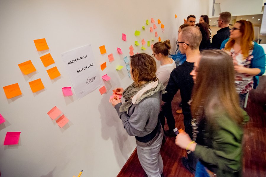 // fot. dtweek.pl. Zdjęcie ukazuje uczestników „Design Thinking Week", podczas warsztatów