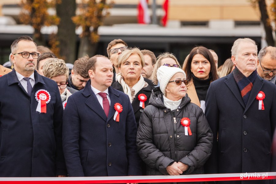 Na zdjęciu (od lewej): poseł Marcin Horała, poseł Rafał Siemaszko, radna Teresa Bysewska, posłanka Henryka Krzywonos-Strycharska, wiceprzewodnicząca Rady Miasta Mariola Śrubarczyk-Cichowska, senator Sławomir Rybicki, wicewojewoda pomorski Emil Rojek (fot. Karol Stańczak)