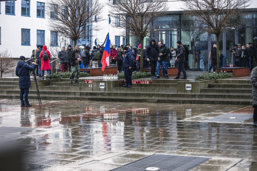 Uczestnicy uroczystości ku czci ofiar strzelaniny na praskim uniwersytecie zgromadzeni na placu im. prof. Andrzeja Ceynowy na kampusie Uniwersytetu Gdańskiego