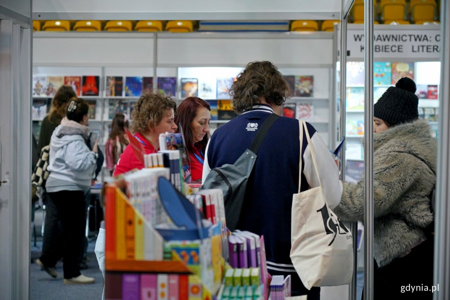 Uczestnicy Targ&oacute;w Książki w Gdyni odwiedzający stoiska wydawc&oacute;w