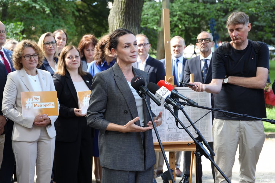 Przy mikrofonie wojewoda pomorska Beata Rutkiewicz. Na zdjęciu także m.in.: wicemarszałek wojew&oacute;dztwa pomorskiego Marcin Skwierawski, prezydent Gdańska Aleksandra Dulkiewicz, prezydent Gdyni Aleksandra Kosiorek, prezydentka Sopotu Magdalena Czarzyńska-Jachim i w&oacute;jt Kosakowa Eunika Niemc