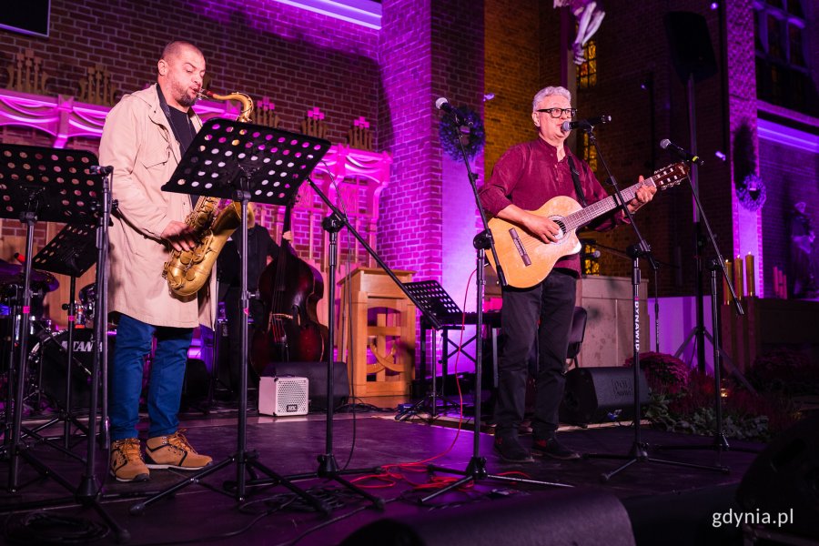 Muzycy grający na saksofonie i gitarze podczas Zaduszek Jazzowych w kościele oo. Franciszkanów // fot. Karol Stańczak