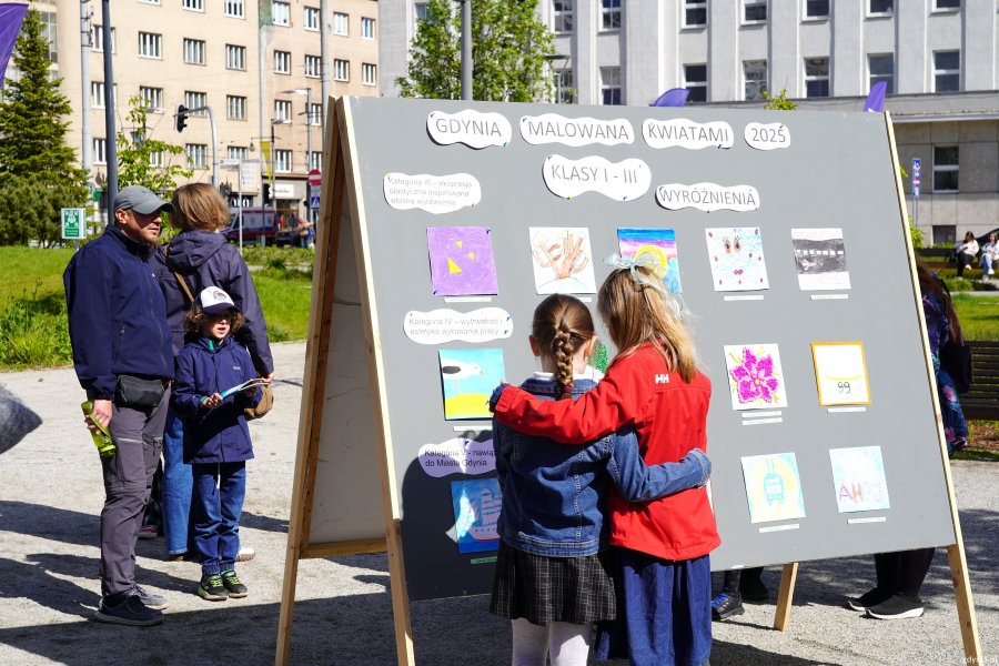 Konkursowe prace  i oglądający je mieszkańcy w Parku Centralnym