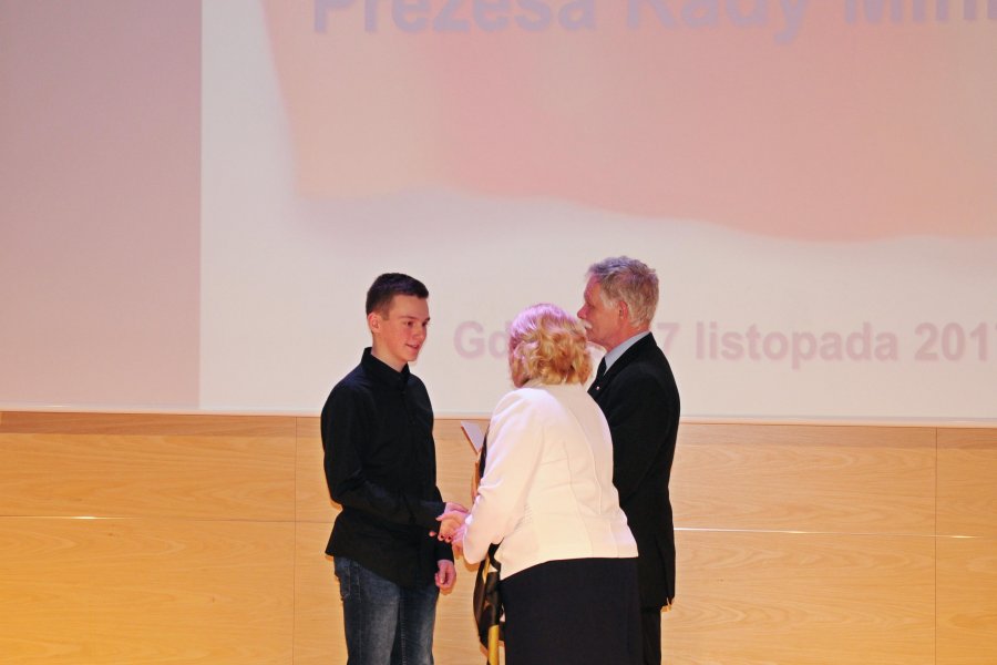 Mariusz Łuczyk wicewojewoda pomorski wręcza stypendia Prezesa Rady Ministrów, fot. Michał Kowalski