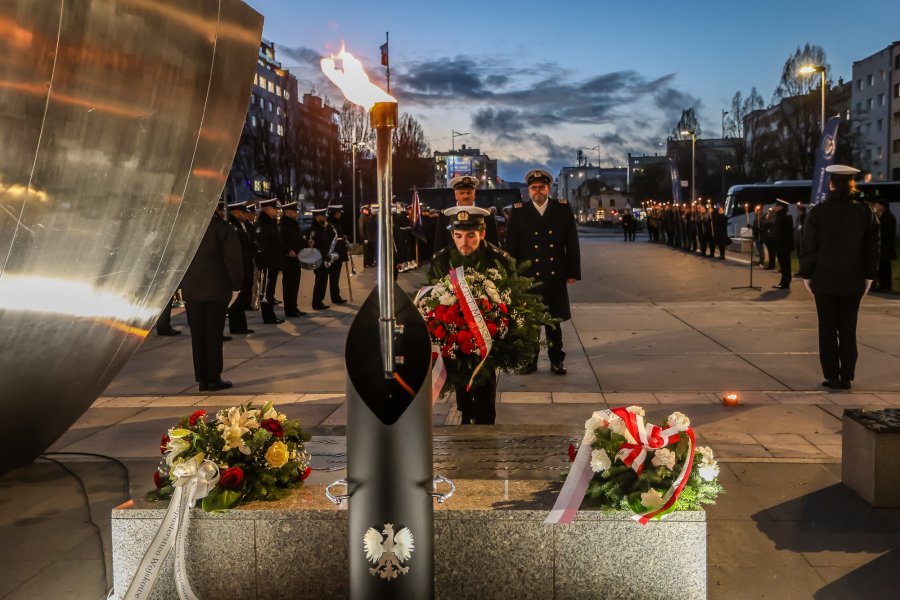 prof. dr hab. inż. Tomasz Tarasiuk i dr hab. Sambor Guze - prorektorzy Uniwersytetu Morskiego składają kwiaty przed pomnikiem Polski Morskiem // fot. UMG