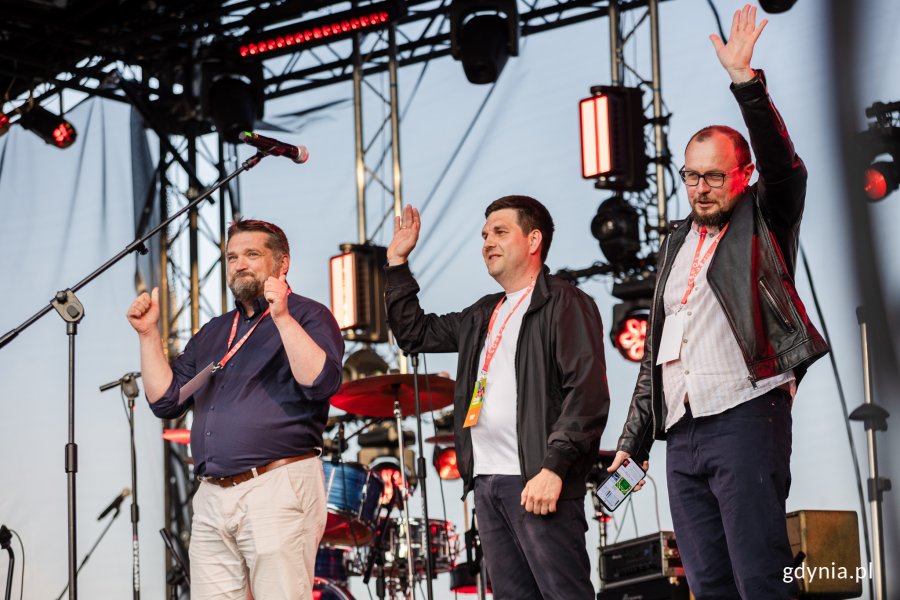Od prawej: dyrektor zarządzający ds. kultury i aktywności mieszkańców Mariusz Bzdęga, wiceprezydent Maciej Zielonka, przewodniczący Rady Miasta Gdyni Tadeusz Szemiot