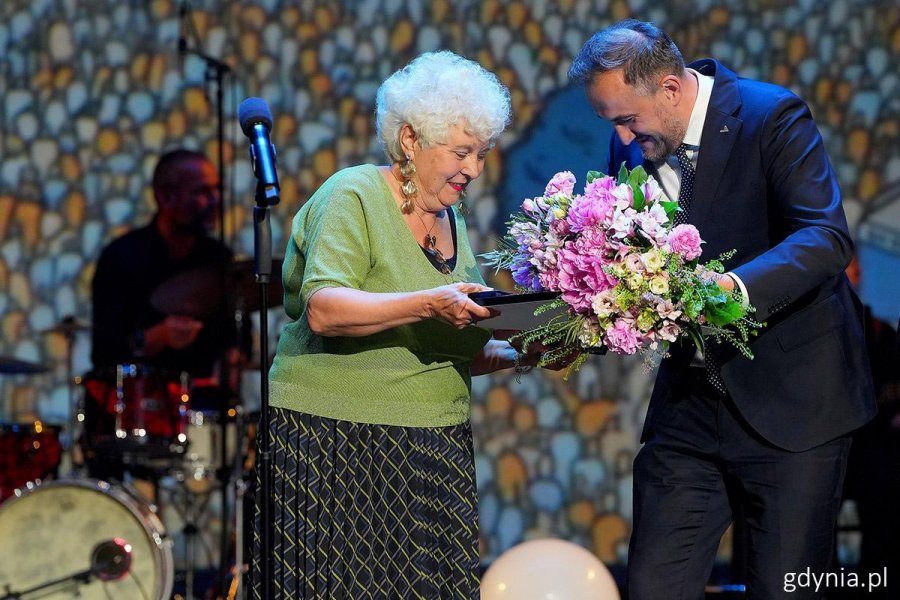Laureatka medalu "Gdynia bez Barier" prezes Stowarzyszenia Os&oacute;b z Wadą Słuchu "Cisza" Ewa Kopytyńska. Nagrodę wręczył wiceprezydent Gdyni Tomasz Augustyniak 