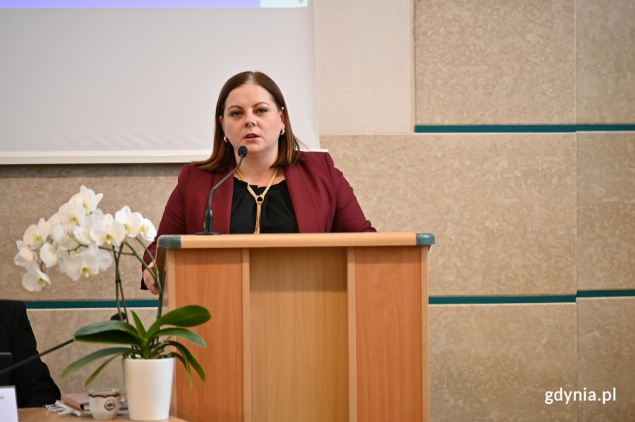 XXXVI sesja Rady Miasta Gdyni. Przemawia Aleksandra Kosiorek, prezydent Gdyni