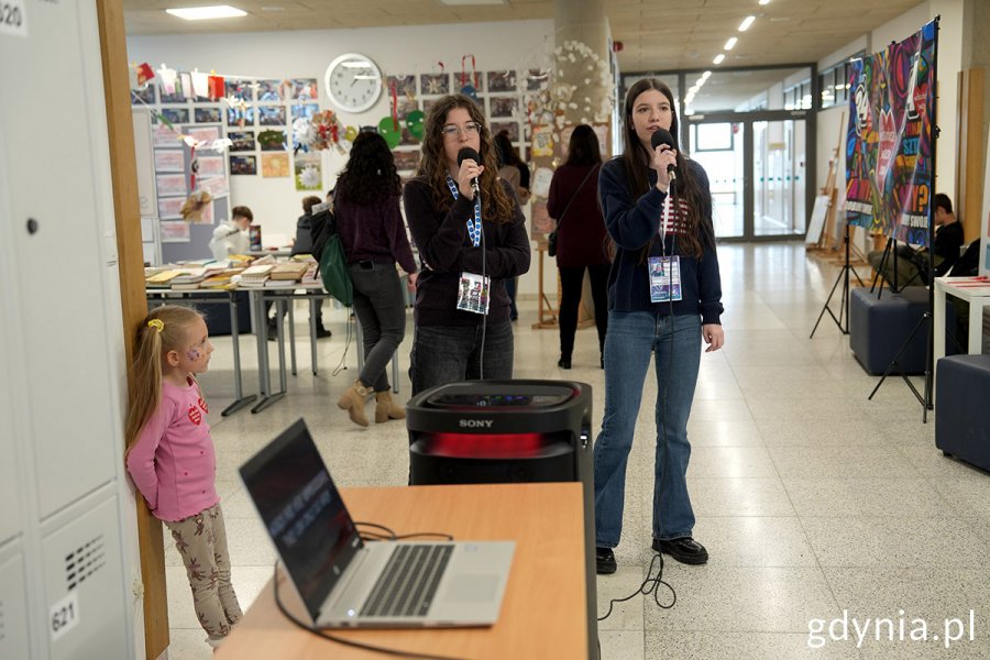 Występy artystyczne uczennic w sztabie ZSO nr 8