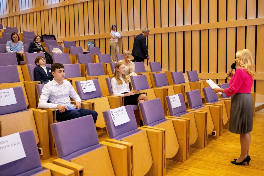Wiceprzewodnicząca Rady Miasta Gdyni Elżbieta Sierżęga odczytuje uczestnikom pytanie konkursowe / fot. Uniwersytet WSB Merito Gdynia