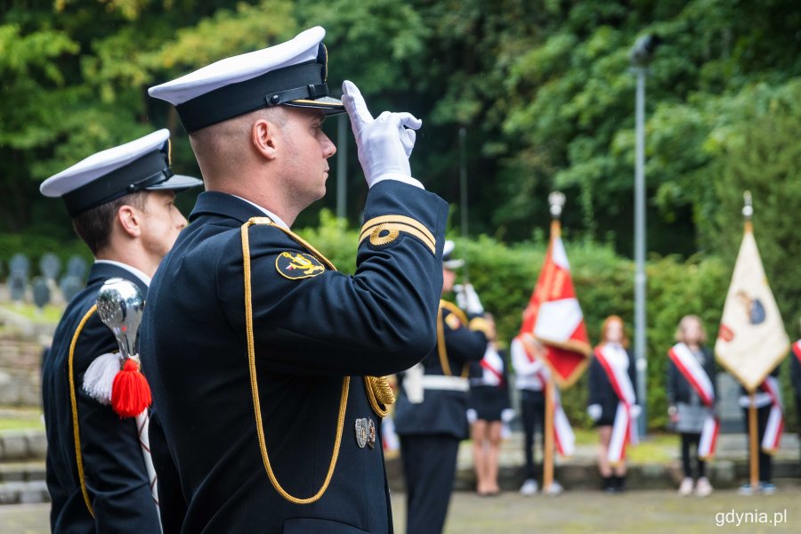 Dwóch marynarzy w galowych mundurach podczas uroczystości z okazji 81. rocznicy zbrodni katyńskiej // fot. Kamil Złoch